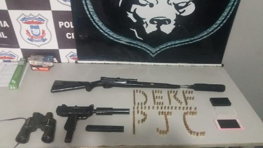 Pai e filha são flagrados pela Derf com submetralhadora e espingarda
