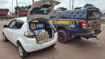 Policial militar de MS e passageiro são flagrados com 50 kg de maconha