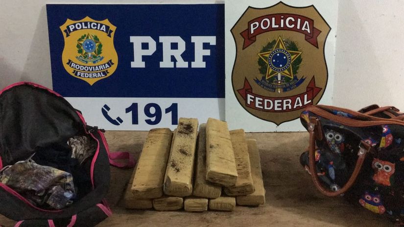 Passageira de ônibus é flagrada ao transportar maconha em bolsas na BR-364  