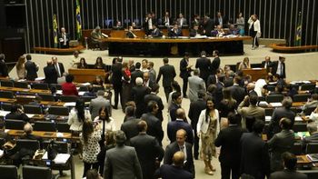 Texto-base de PEC aprovada em 2º turno na Câmara prevê fim de coligações em 2020