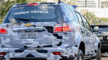 Força Tática flagra homem dando soco na cara da ex e prende homem em flagrante 