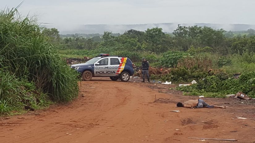 Corpo de homem com várias marcas de tiros é encontrado em estrada de chão