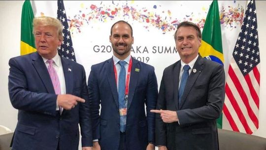 Bolsonaro diz que filho cotado para embaixada tem 'vivência internacional' e 'frita hambúrguer'
