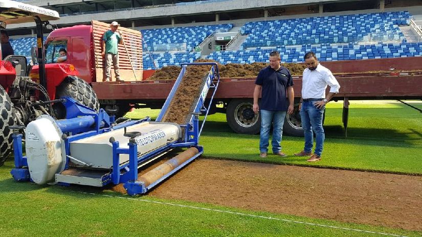 Secel realiza troca parcial de gramado e cumpre cronograma