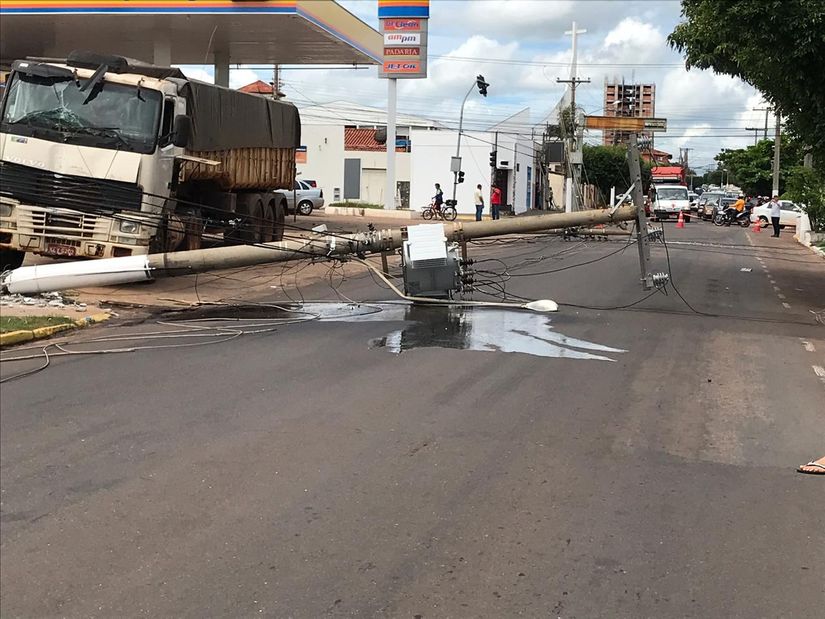 Carreta desgovernada derruba postes de energia em Rondonópolis