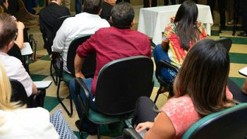 Botelho recebe PL que reajusta salário de servidores da Sema