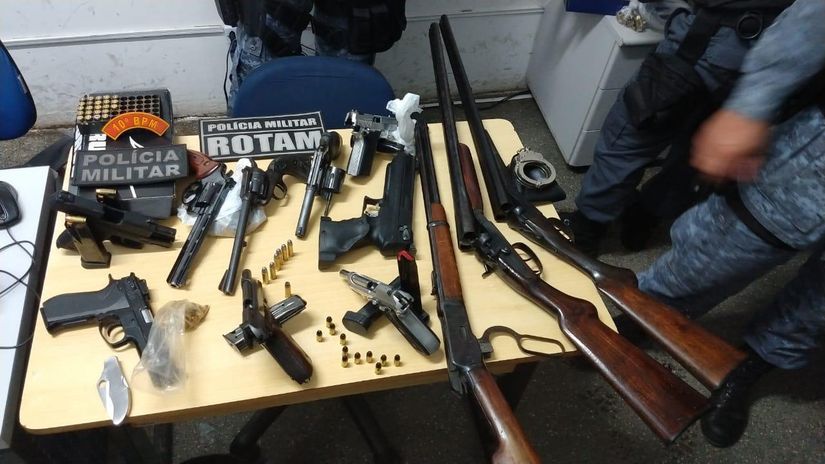 Policiais e agente penitenciário são presos com arsenal dentro residência  