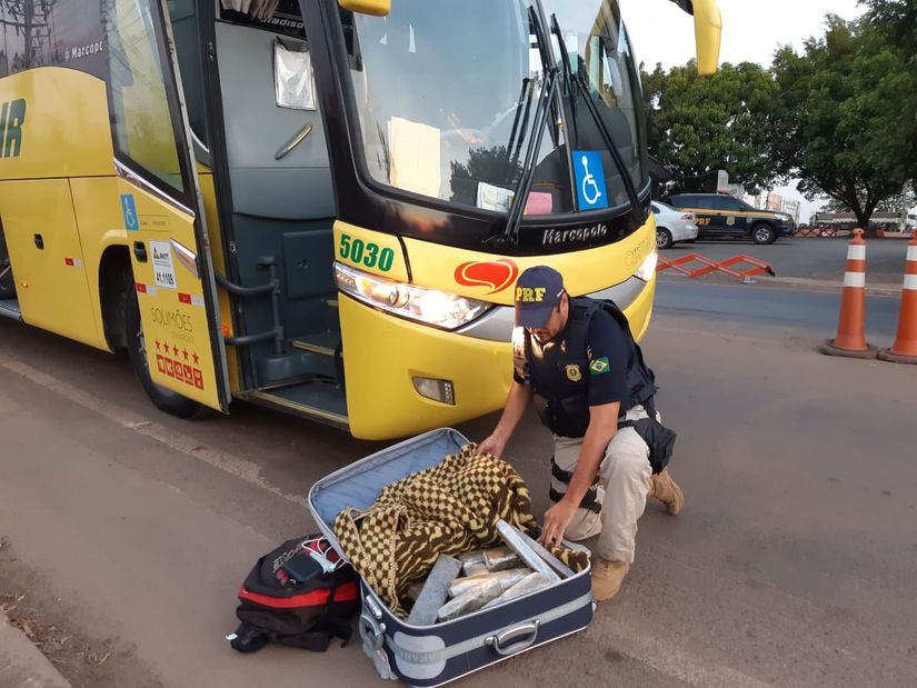 Adolescente é apreendido ao ser flagrado com 17 tabletes de maconha dentro de ônibus na BR-364
