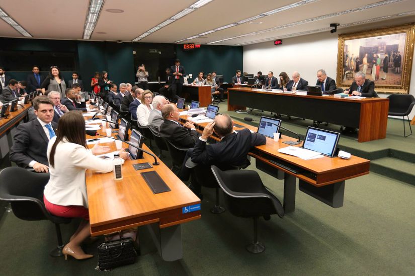 Comissão da reforma política aprova 'distritão' para eleições de 2018 e 2020; reunião será retomada 