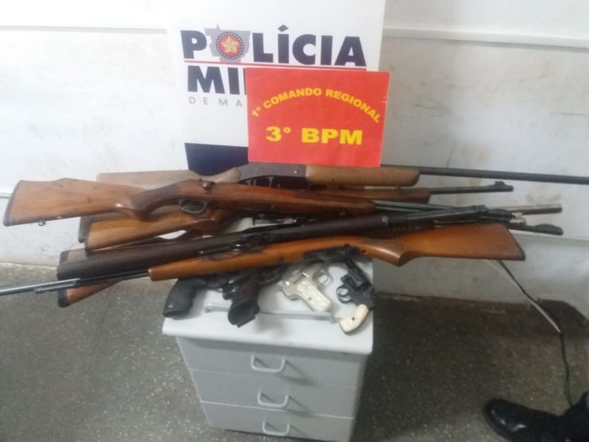 Casal vai parar a delegacia após briga e mulher denuncia parceiro por posse de armas
