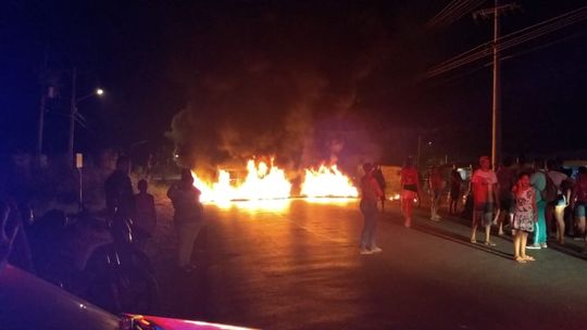 Moradores fazem barricadas, ateiam fogo em pneus e cobram abastecimento de água em VG