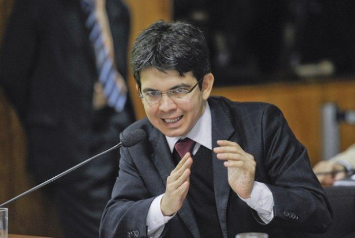 Randolfe Rodrigues protocola pedido de impeachment contra Temer