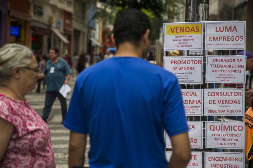 Taxa de desemprego atinge 12,5% no trimestre encerrado em abril