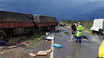 Ônibus bate de frente com carreta na BR-163 e deixa dois mortos e quatro feridos