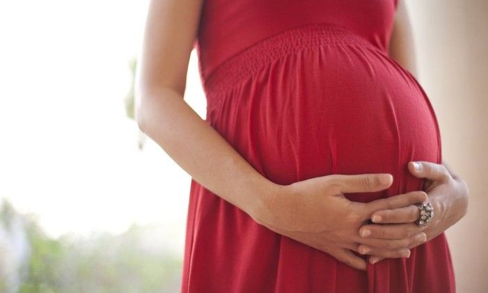 Risco de bebês nascerem mortos duplica quando mães dormem de costas no final da gravidez