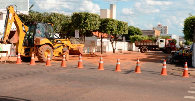 Sanear tenta, tenta... Mas não consegue consertar rede de água em rua do centro de Rondonópolis