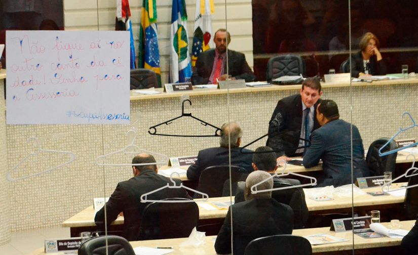 Aprovados no Concurso Público decoram o Plenário e protestam