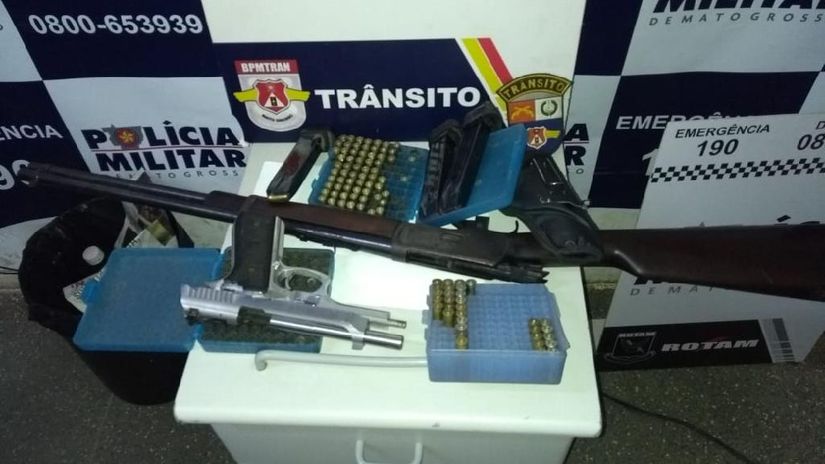 Motorista é flagrado em caminhonete com duas armas de fogo e 213 munições