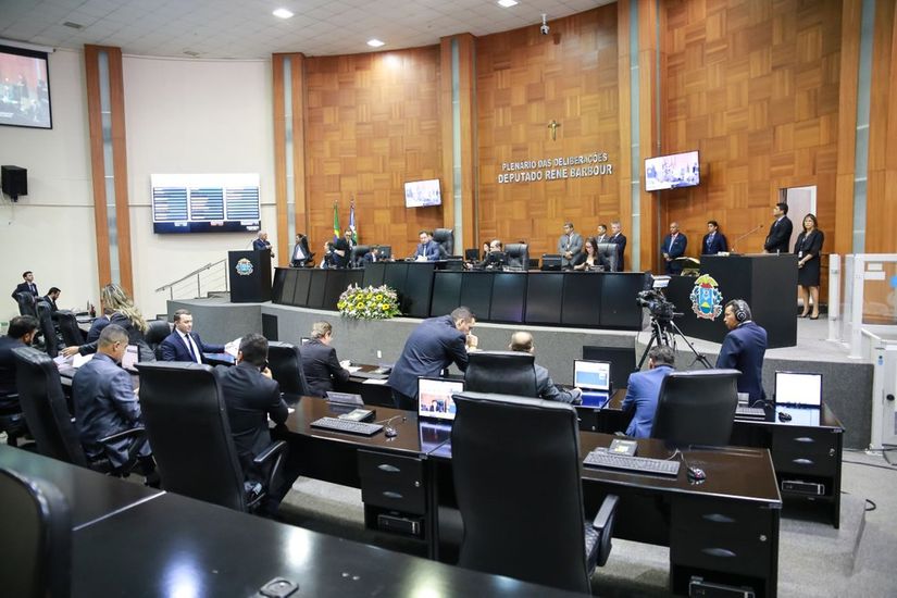 Deputados aprovam PEC que veta substitutos de disputar comando do TCE
