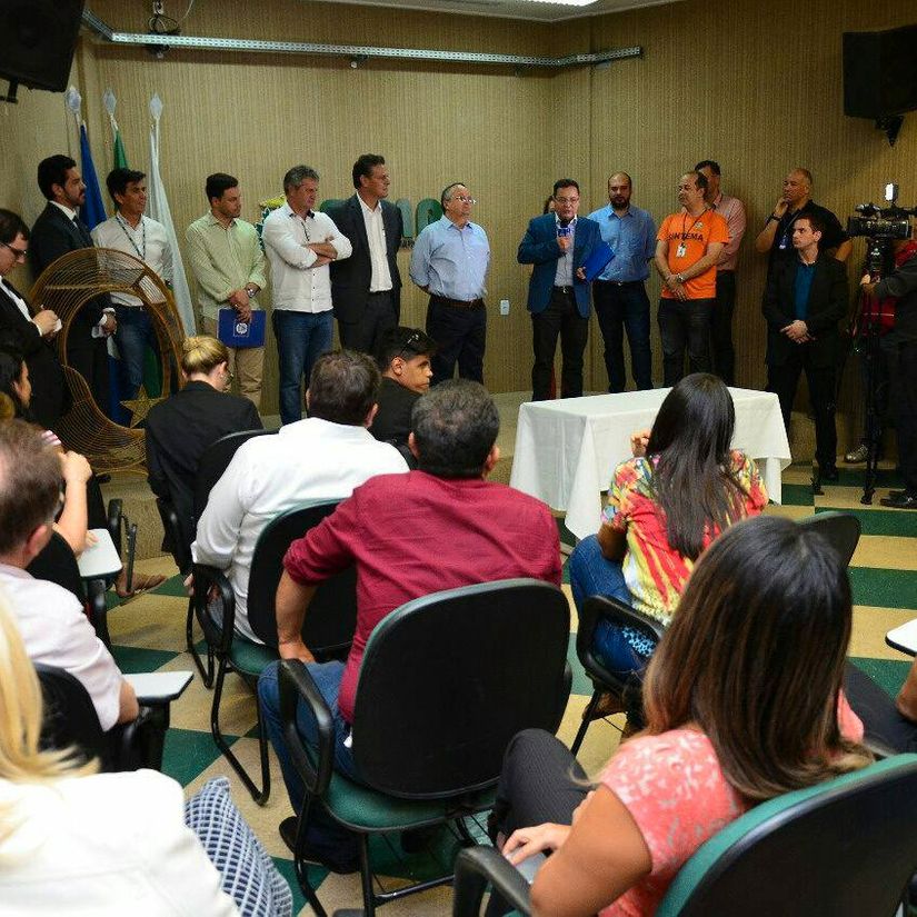Botelho recebe PL que reajusta salário de servidores da Sema