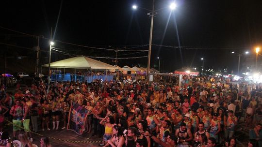 Com muito samba no pé, primaverenses curtem a primeira noite de carnaval