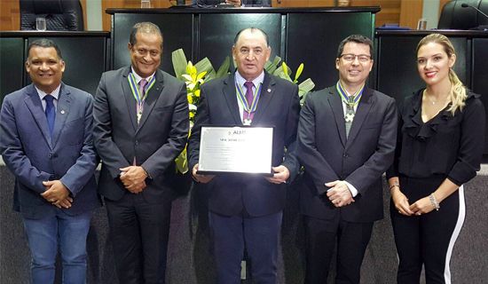 Nininho entrega comenda  Filinto Muller a presidência nacional do BB 