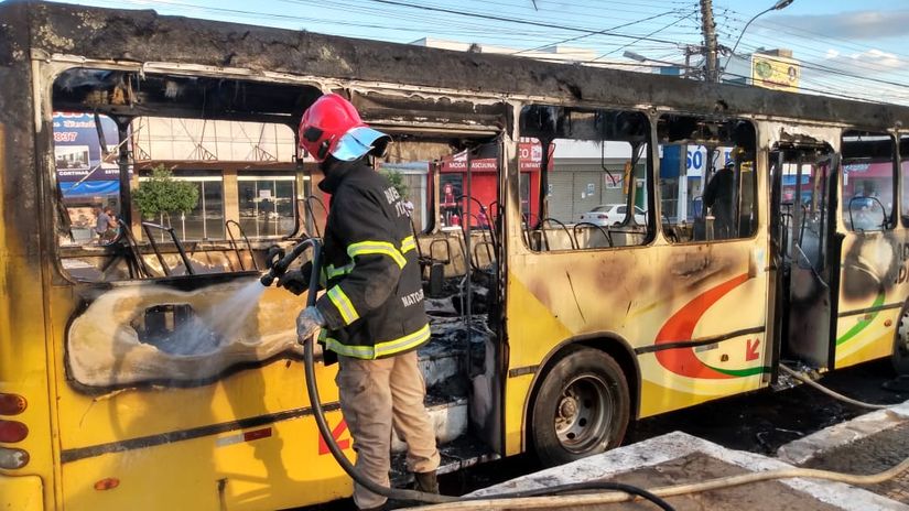 Ônibus da Cidade de Pedra pega fogo na Praça dos Carreiros