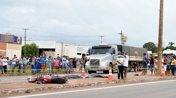  Acidente envolvendo moto e carreta deixa dois mortos na BR-364