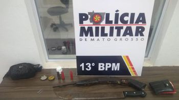 Homem é preso após invadir casa de vizinhos com arma de fogo e facão