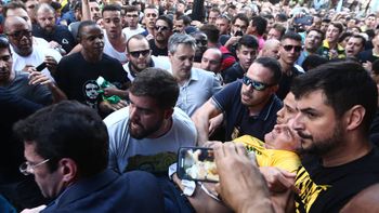 Bolsonaro é esfaqueado durante ato em MG