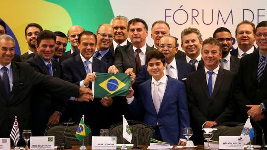 Bolsonaro discute pacto com governadores e senadores