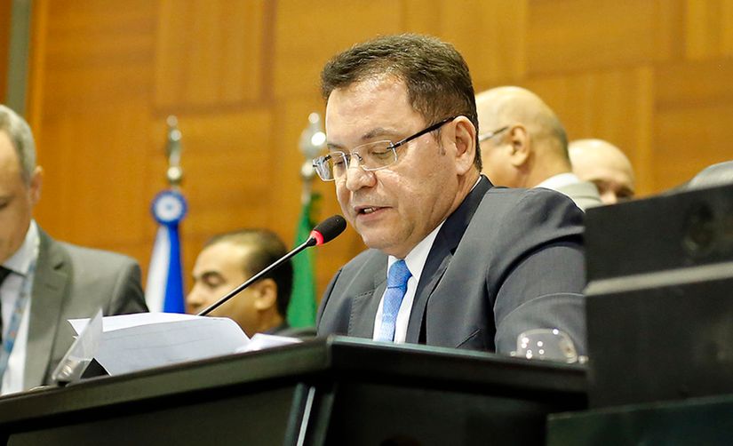 Lei determina publicação sobre história de homenageados em placas 