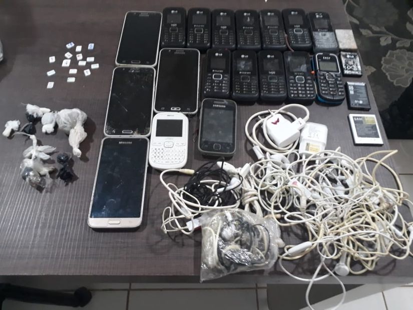 Agentes encontram dezenas de celulares, chips e drogas em celas da Mata Grande 