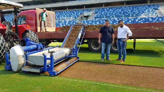 Secel realiza troca parcial de gramado e cumpre cronograma