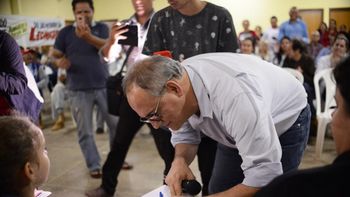 Prefeito assina ordem de serviço para asfalto no Cidade de Deus 