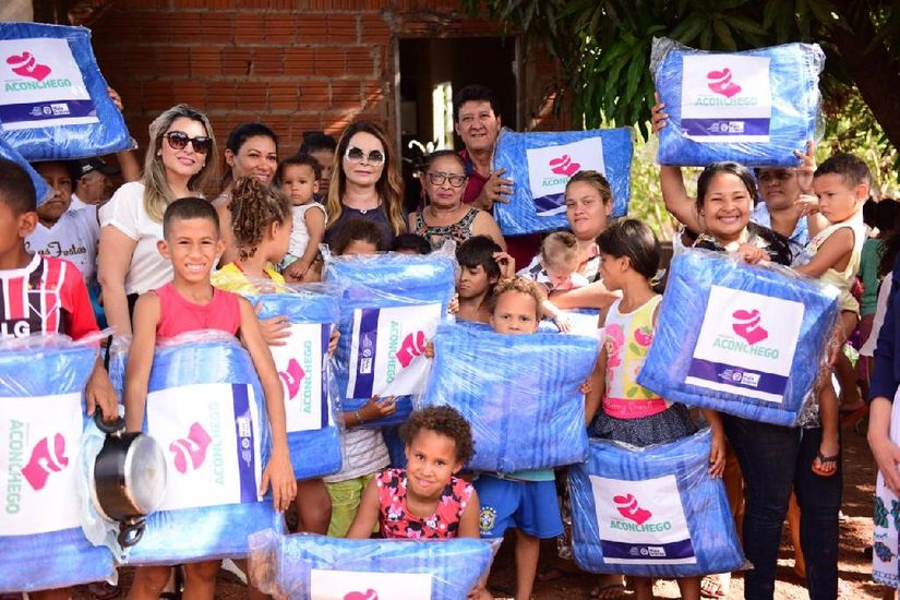 Moradores de bairros carentes de Cuiabá recebem cobertores