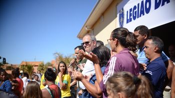 Parceria entre Prefeitura e LBV entrega cestas básicas a famílias do Alfredo de Castro