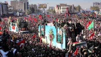 Funeral de general iraniano reúne milhares em sua cidade natal; tumulto deixa mortos