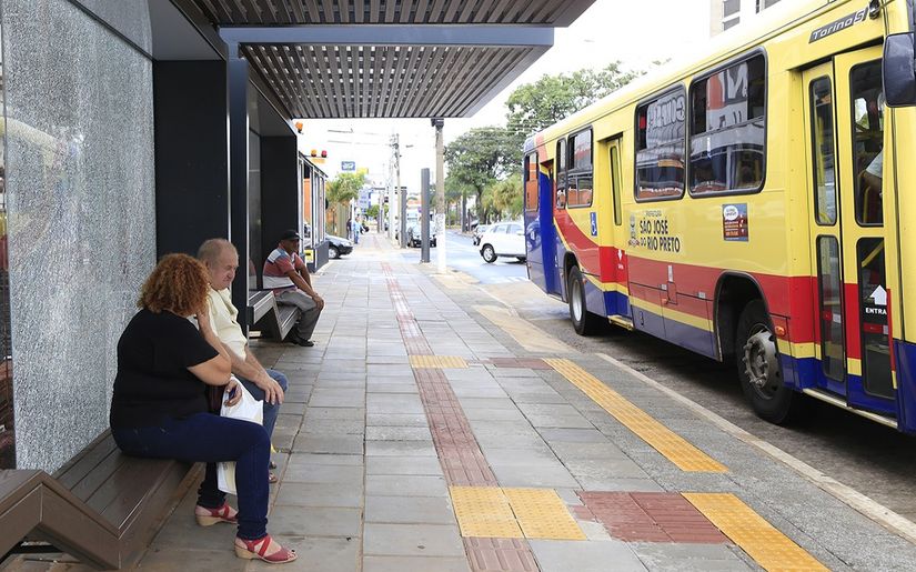 Secretário e vereador avaliam protótipos dos abrigos de ônibus, táxis e mototáxis em viagem a São Pa