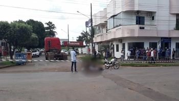 Acidente entre moto e caminhão deixa mulher morta e criança ferida em MT