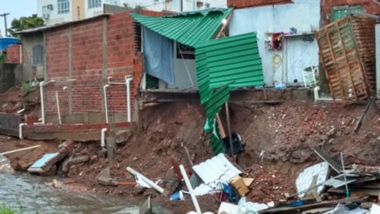 Forte chuva causa deslizamento de terra e destrói casas em Cuiabá 