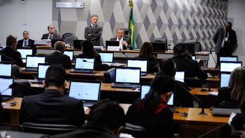 Fim do foro privilegiado, reforma política e teto de gastos foram aprovados na CCJ