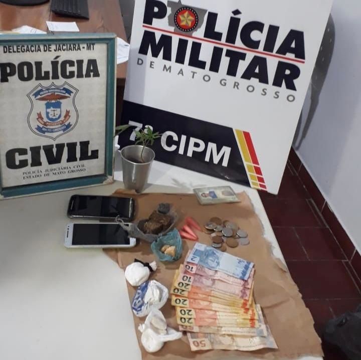Suspeitos de manterem comércio de entorpecente são presos com drogas e planta de maconha