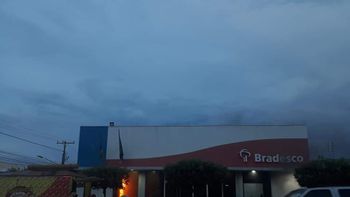 Dupla invade agência do Bradesco e atearam fogo em caixa eletrônico no CPA