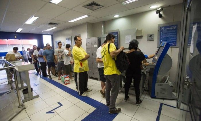 Bancos funcionam em horário especial nesta sexta-feira