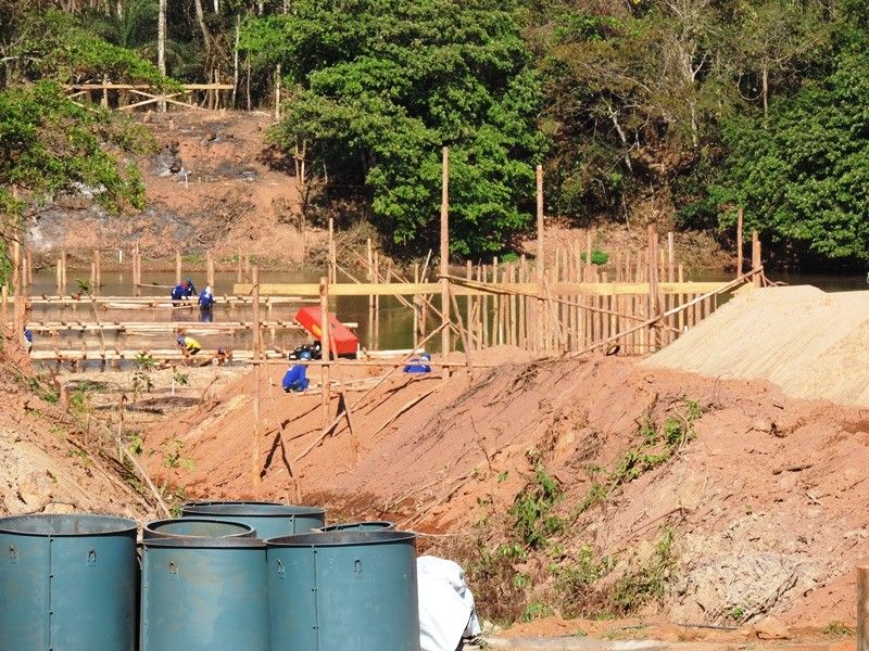 Pátio e secretária vistoriam obra da W11