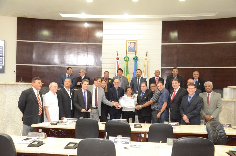 Câmara entrega Moção de Aplausos para comitê Pró-Universidade Federal de Rondonópolis