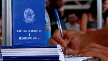 Taxa de desocupação cai a 12,2%; país tem 12,7 milhões de desempregados