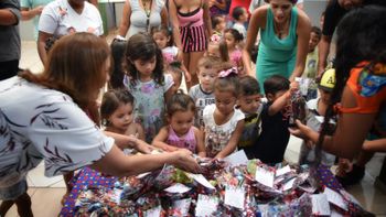 Crianças e adultos em vulnerabilidade recebem ovos de páscoa em ação coordenada por Viginia Mendes 