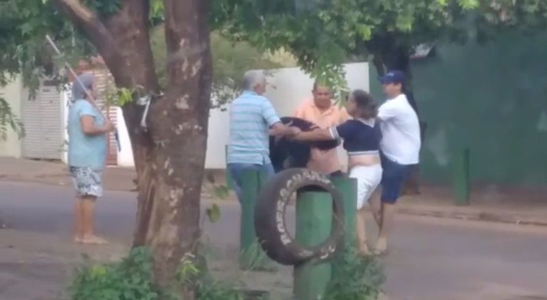 Vídeo mostra momento que homem agride mulher com chute na cabeça em Rondonópolis
